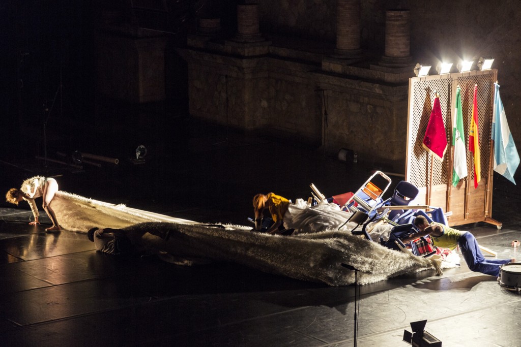 Un paseo 'acostumbrista' por el Teatro Romano de la mano de Mopa