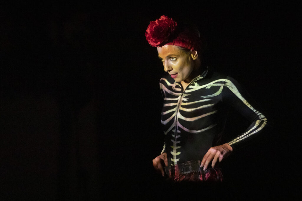 [ITÁLICA TV] Sara Calero desafió 'La finitud' en el escenario de Cortijo de Cuarto